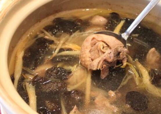 鸭子炖木耳怎么炖好吃