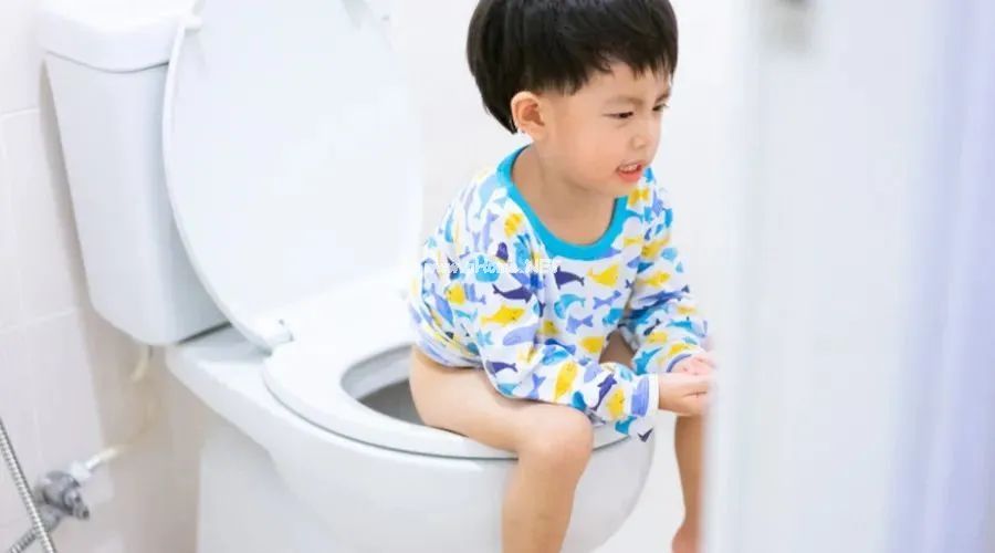 孩子不肯在幼儿园大便，我着急了半年，结果……
