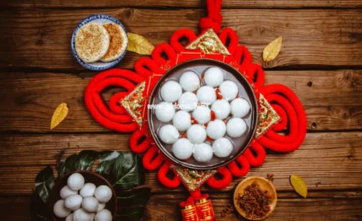 煮汤圆，千万别开水下锅，一步错步步错，难怪汤圆破皮粘锅，还不好吃