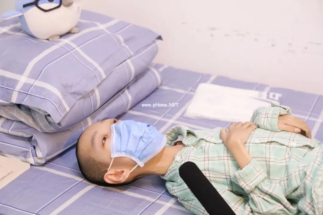 18公斤新生去北航报道，这个渐冻症男孩的故事看哭全网