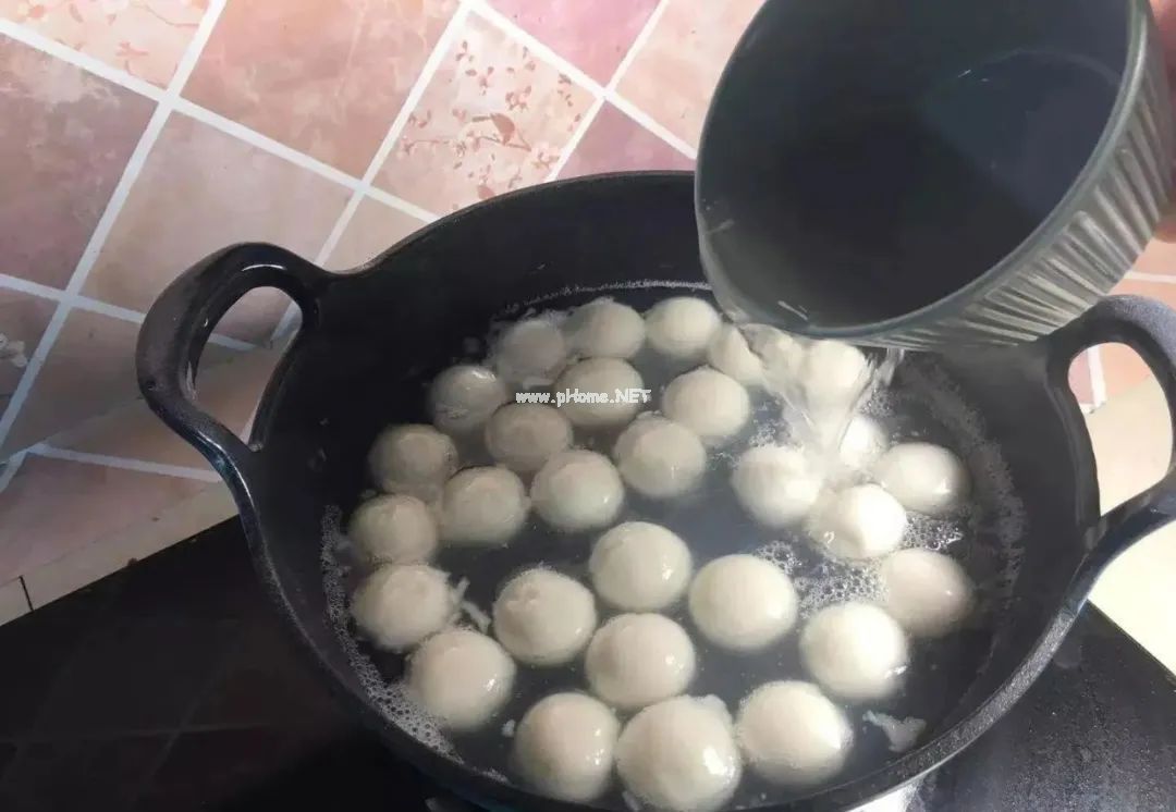 元宵煮汤圆，最忌开水直接煮！牢记“1泡2加3点水”，不破皮不露馅
