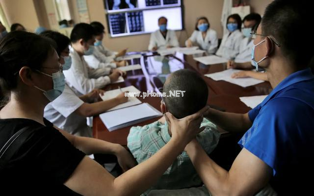 18公斤新生去北航报道，这个渐冻症男孩的故事看哭全网