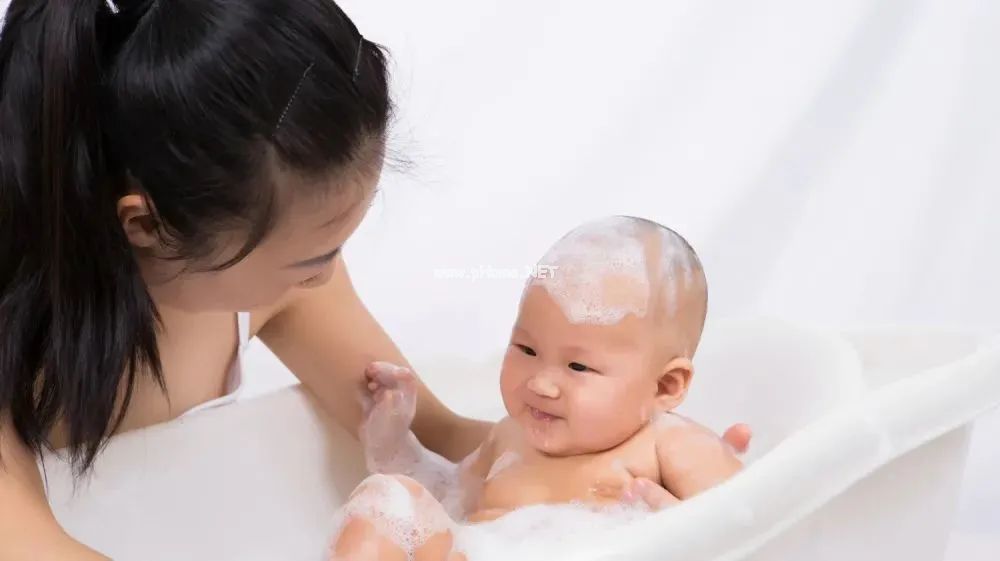 天凉了，宝宝没出汗可以不洗澡吗？一周该洗几次澡？