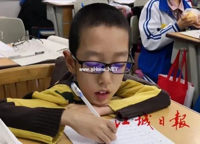 18公斤新生去北航报道，这个渐冻症男孩的故事看哭全网