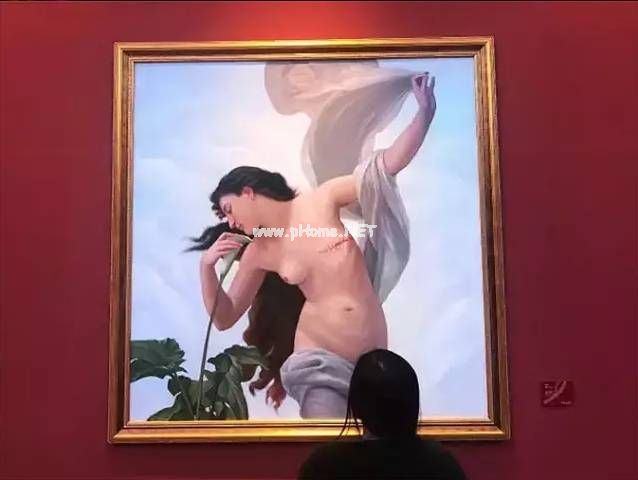 一场裸体女人的乳房展览，很开放！你敢看吗？