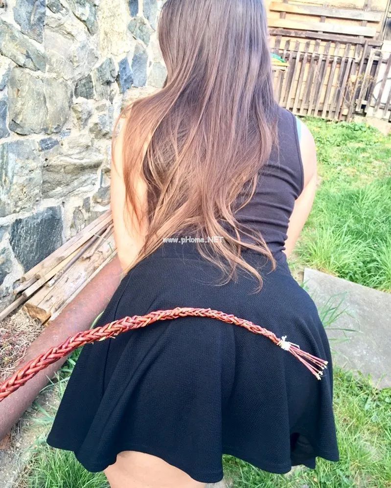 用鞭子打女生屁股，是捷克人民的传统祝福