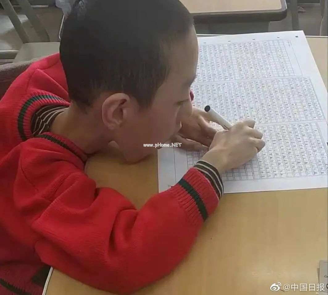 18公斤新生去北航报道，这个渐冻症男孩的故事看哭全网