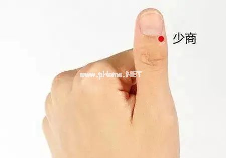 容易咽喉肿痛的孩子，记住两个穴位！